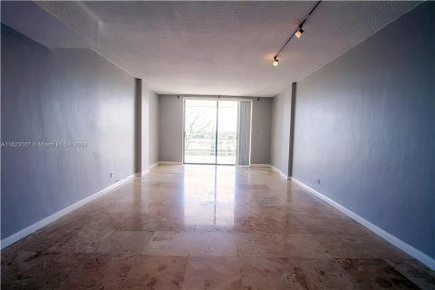 Condo in North Miami Beach, Florida, 1 bedroom  № 1270033 - photo 14