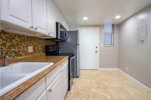 Condo in North Miami Beach, Florida, 1 bedroom  № 1270033 - photo 17