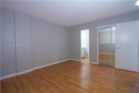 Condo in North Miami Beach, Florida, 1 bedroom  № 1270033 - photo 21