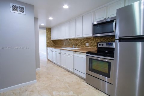 Condo in North Miami Beach, Florida, 1 bedroom  № 1270033 - photo 16