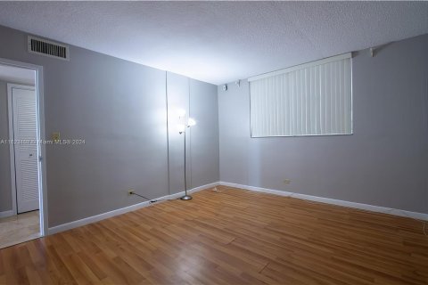 Condo in North Miami Beach, Florida, 1 bedroom  № 1270033 - photo 19