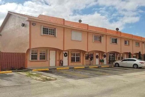 Townhouse in Hialeah Gardens, Florida 2 bedrooms, 102.19 sq.m. № 1142580 - photo 3