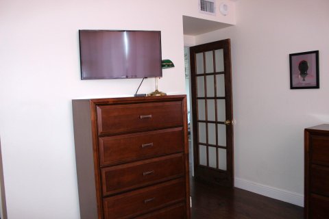 Condo in Hollywood, Florida, 1 bedroom  № 1142577 - photo 16