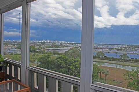 Condo in Hollywood, Florida, 1 bedroom  № 1142577 - photo 23