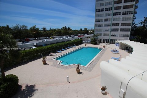 Condominio en venta en North Miami, Florida, 2 dormitorios, 110.37 m2 № 693037 - foto 8