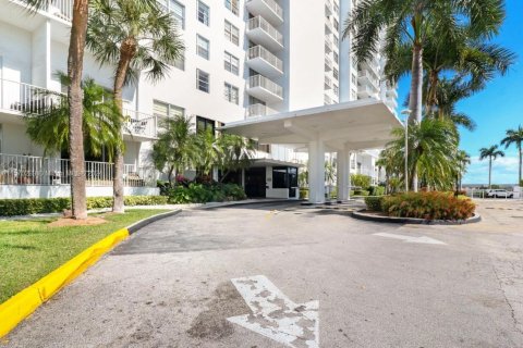 Condo in Aventura, Florida, 1 bedroom  № 1120475 - photo 2