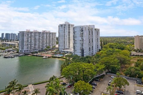 Condo in Aventura, Florida, 1 bedroom  № 1120475 - photo 1