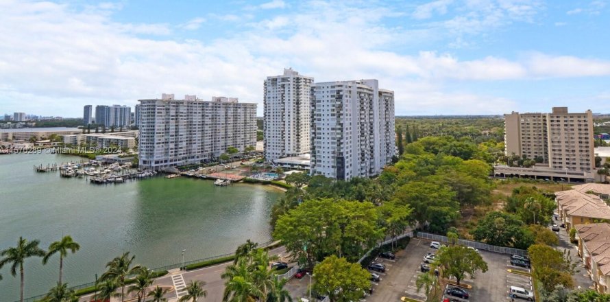 Condominio en Aventura, Florida, 1 dormitorio  № 1120475