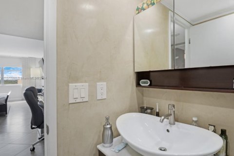 Condo in Aventura, Florida, 1 bedroom  № 1120475 - photo 26