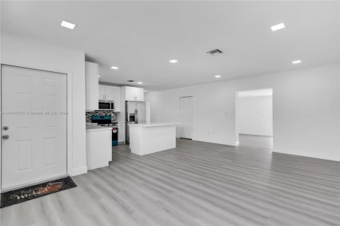 Casa en venta en Miami, Florida, 4 dormitorios, 161.09 m2 № 1348239 - foto 13