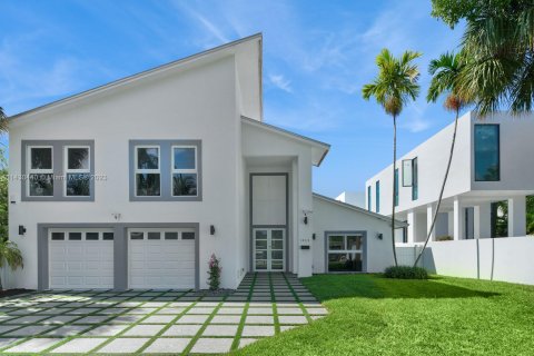 Купить виллу или дом в Майами-Бич, Флорида 6 спален, 524.62м2, № 650504 - фото 1