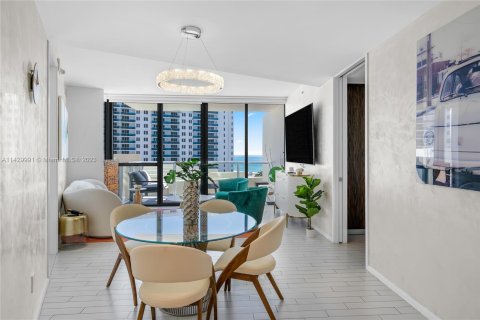 Condo in Miami Beach, Florida, 2 bedrooms  № 662309 - photo 10