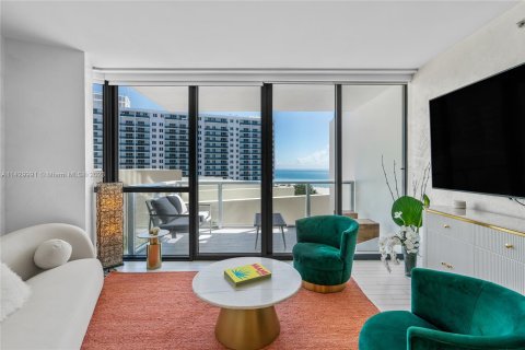 Condo in Miami Beach, Florida, 2 bedrooms  № 662309 - photo 1