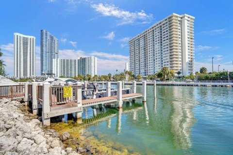 Copropriété à vendre à Sunny Isles Beach, Floride: 2 chambres, 95.04 m2 № 1170760 - photo 1