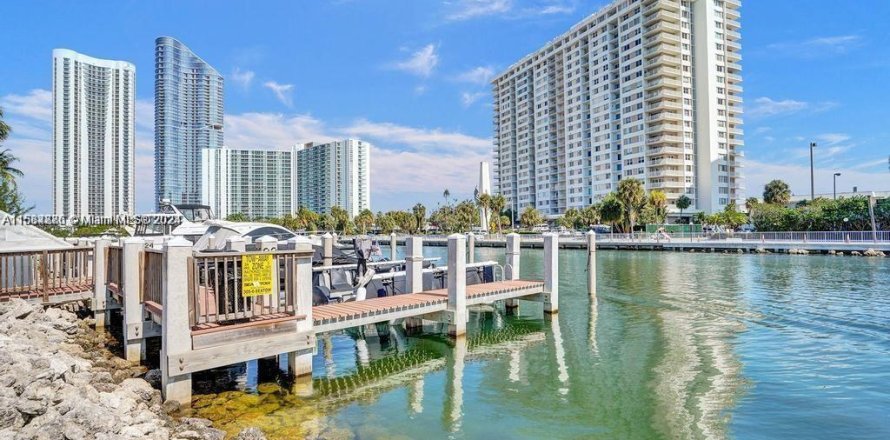 Condo in Sunny Isles Beach, Florida, 2 bedrooms  № 1170760