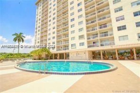 Copropriété à vendre à Sunny Isles Beach, Floride: 2 chambres, 95.04 m2 № 1170760 - photo 17