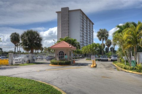 Condo in Sunny Isles Beach, Florida, 2 bedrooms  № 1170760 - photo 21