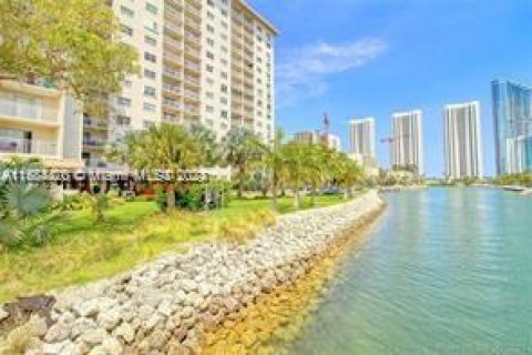 Condominio en venta en Sunny Isles Beach, Florida, 2 dormitorios, 95.04 m2 № 1170760 - foto 12