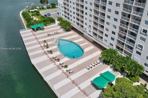 Condo in Sunny Isles Beach, Florida, 2 bedrooms  № 1170760 - photo 6