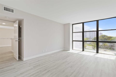 Copropriété à vendre à Hallandale Beach, Floride: 2 chambres, 104.98 m2 № 1320679 - photo 13