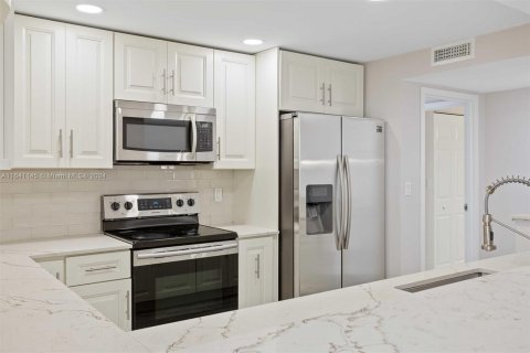 Condo in Hallandale Beach, Florida, 2 bedrooms  № 1320679 - photo 4