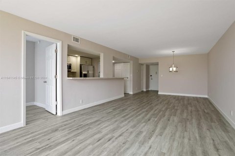 Copropriété à vendre à Hallandale Beach, Floride: 2 chambres, 104.98 m2 № 1320679 - photo 9