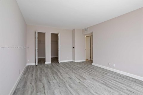 Condo in Hallandale Beach, Florida, 2 bedrooms  № 1320679 - photo 14