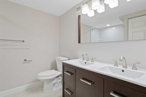 Copropriété à vendre à Hallandale Beach, Floride: 2 chambres, 104.98 m2 № 1320679 - photo 18