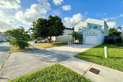 House in Miami, Florida 3 bedrooms, 151.8 sq.m. № 1209501 - photo 5