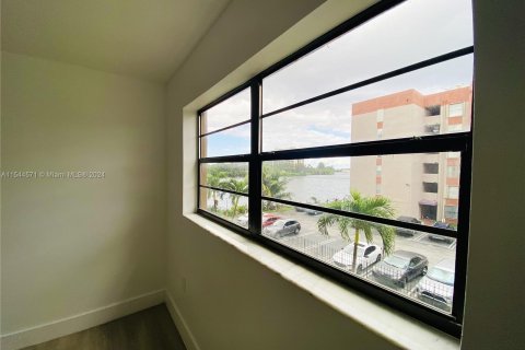Condo in Miami, Florida, 3 bedrooms  № 1078330 - photo 13