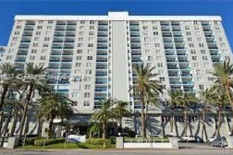 Condominio en alquiler en Miami Beach, Florida, 1 dormitorio, 84.54 m2 № 1355007 - foto 3