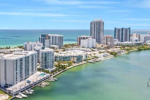 Condominio en alquiler en Miami Beach, Florida, 1 dormitorio, 84.54 m2 № 1355007 - foto 1