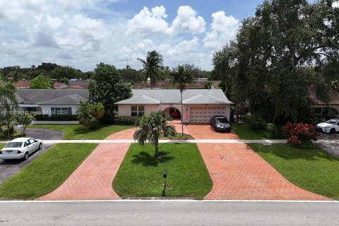 House in Pembroke Pines, Florida 3 bedrooms, 143.35 sq.m. № 1355012 - photo 2