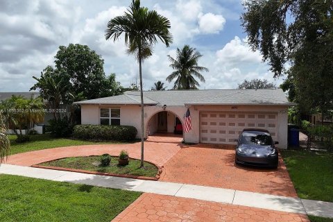 House in Pembroke Pines, Florida 3 bedrooms, 143.35 sq.m. № 1355012 - photo 1