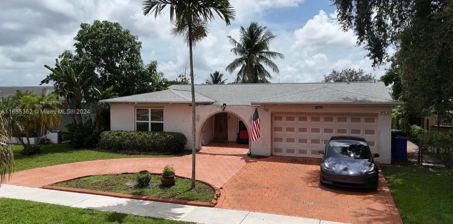 House in Pembroke Pines, Florida 3 bedrooms, 143.35 sq.m. № 1355012