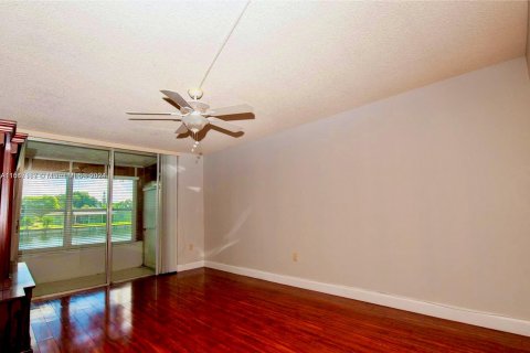 Condominio en venta en Tamarac, Florida, 2 dormitorios, 88.26 m2 № 1104128 - foto 4