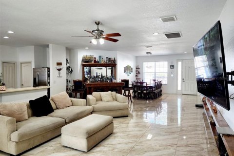 Villa ou maison à vendre à Brandon, Floride: 4 chambres, 223.34 m2 № 393369 - photo 11