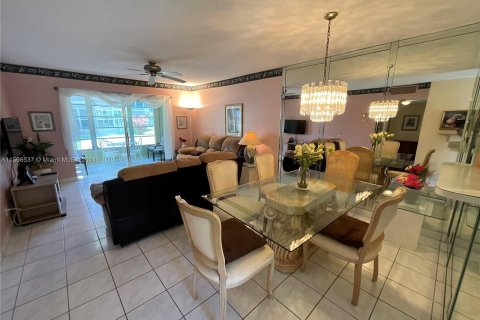 Copropriété à vendre à Lauderdale Lakes, Floride: 2 chambres, 87.7 m2 № 1207246 - photo 1