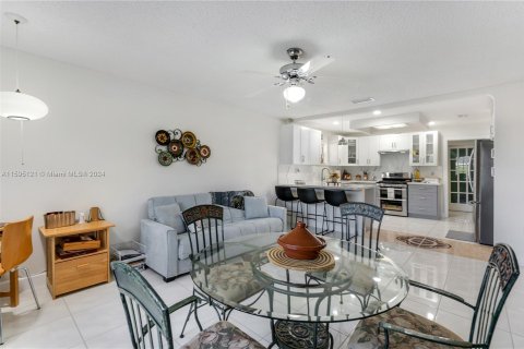 House in Miami, Florida 3 bedrooms, 219.34 sq.m. № 1206791 - photo 11