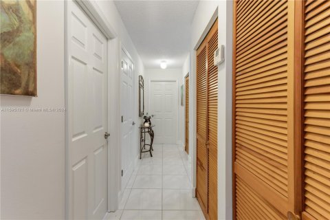 House in Miami, Florida 3 bedrooms, 219.34 sq.m. № 1206791 - photo 30