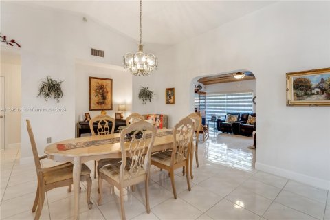 House in Miami, Florida 3 bedrooms, 219.34 sq.m. № 1206791 - photo 18