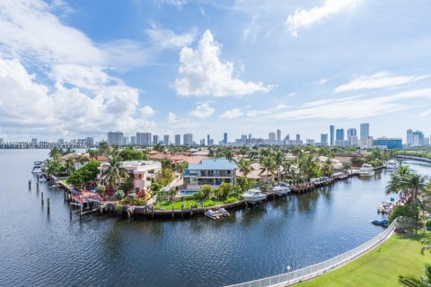 Condo in North Miami Beach, Florida, 2 bedrooms  № 1358602 - photo 10