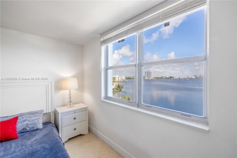 Condo in North Miami Beach, Florida, 2 bedrooms  № 1358602 - photo 25