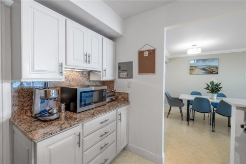 Condo in North Miami Beach, Florida, 2 bedrooms  № 1358602 - photo 13