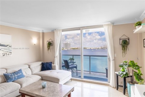 Condo in North Miami Beach, Florida, 2 bedrooms  № 1358602 - photo 1