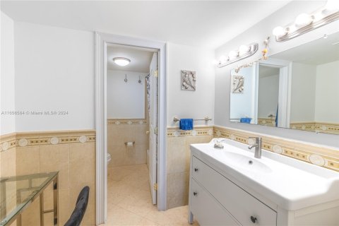 Condo in North Miami Beach, Florida, 2 bedrooms  № 1358602 - photo 28