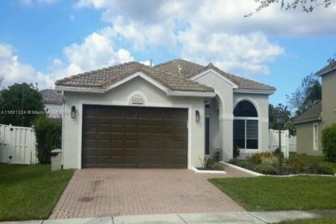 Villa ou maison à vendre à Pembroke Pines, Floride: 3 chambres, 176.7 m2 № 1423277 - photo 1