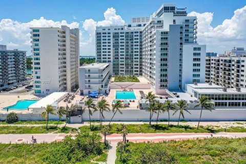 Condo in Miami Beach, Florida, 1 bedroom  № 171540 - photo 2