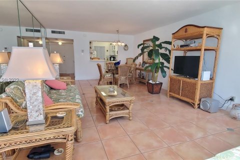 Condo in Miami Beach, Florida, 1 bedroom  № 171540 - photo 18