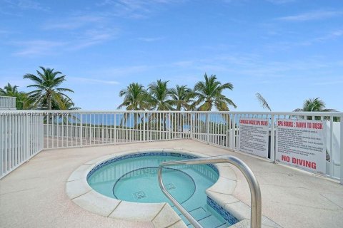 Condo in Miami Beach, Florida, 1 bedroom  № 171540 - photo 6